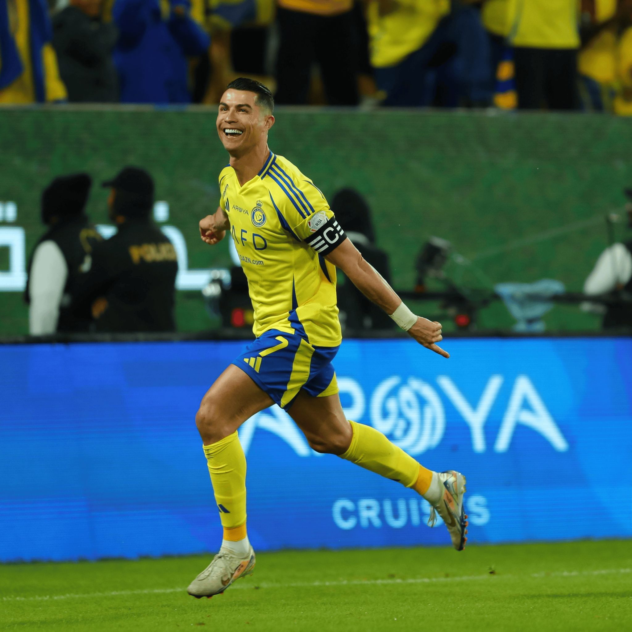 爱游戏-C罗重返赛场，战术调整首场状态出色，MAD观众沸腾！